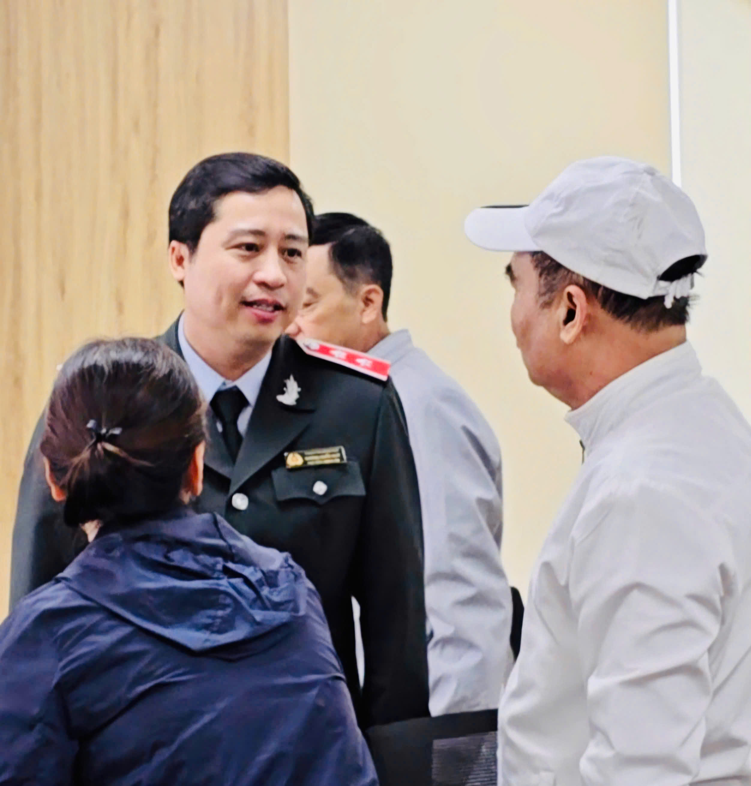 Đại diện 91 hộ dân liên quan đến vụ việc kéo dài gần 20 năm xúc động bày tỏ sự cảm ơn tới lãnh đạo Thanh tra Chính phủ. Ảnh: L.A