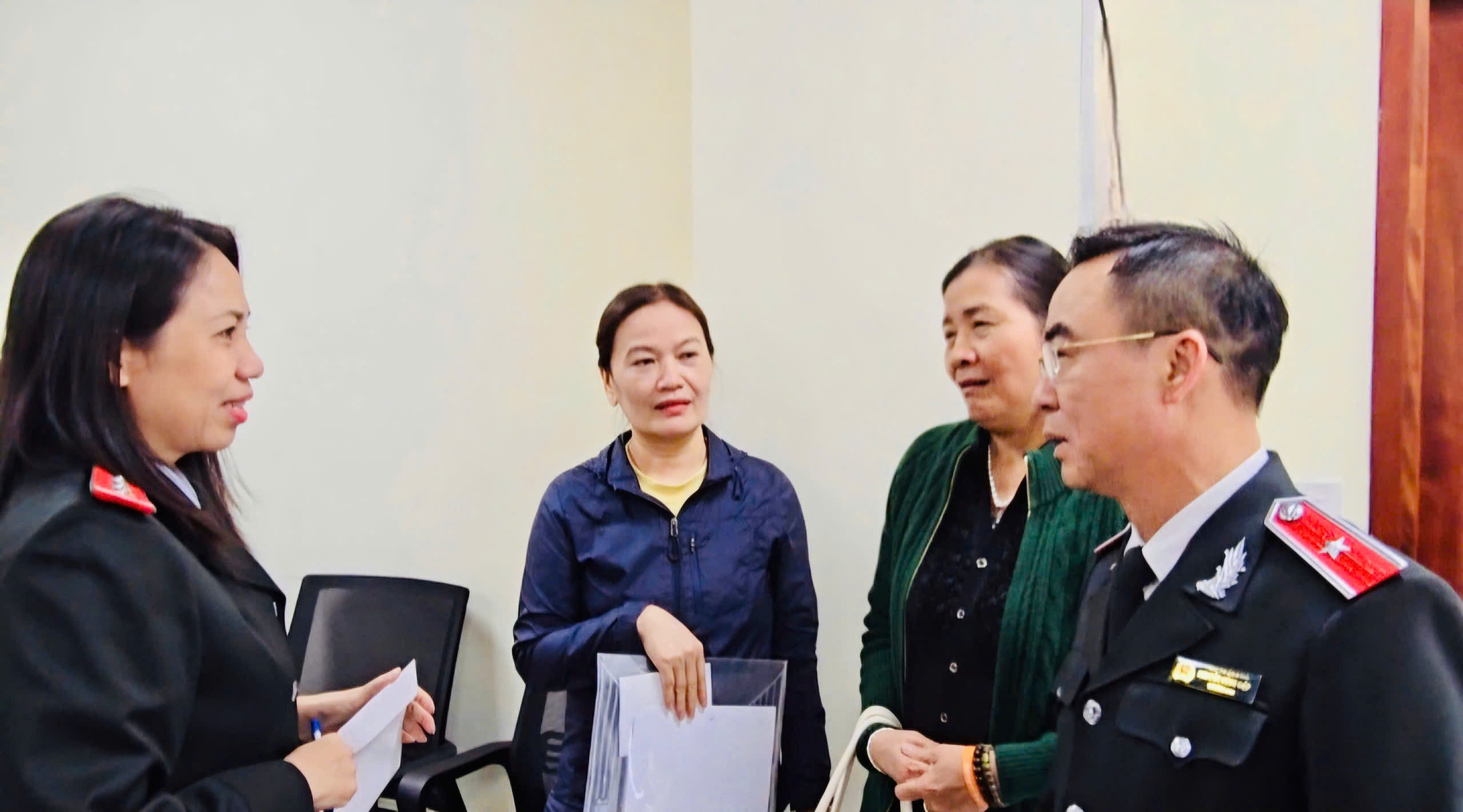Đại diện 91 hộ dân liên quan đến vụ việc kéo dài gần 20 năm xúc động bày tỏ sự cảm ơn tới lãnh đạo Thanh tra Chính phủ. Ảnh: L.A