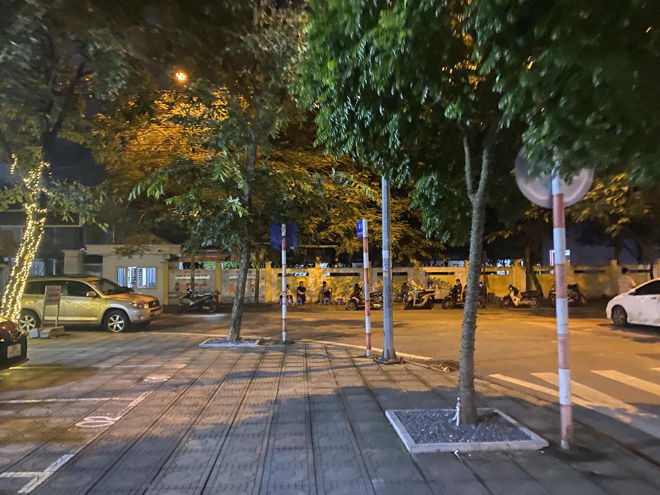 Vỉa hè Hà Nội - giá rẻ, hệ lụy đắt