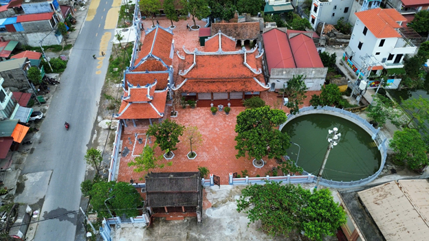 Còn tại xã Phương Tú, ngôi đình Động Phí cũng là di tích cấp Bộ, được huyện Ứng Hòa đầu tư hơn 16,6 tỷ đồng để tu bổ, tôn tạo từ năm 2023, đến nay dự án đã được bàn giao cho địa phương. Tuy nhiên, theo ghi nhận, hầu hết cấu kiện gỗ của ngôi đình này cũng được thay mới khi tu bổ, tôn tạo; phần móng, nền, sân, tường, mái cũng được xây mới.