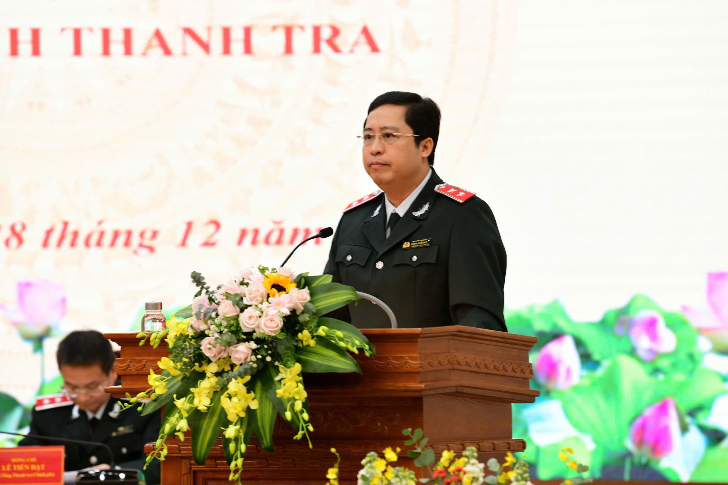 Phó Tổng Thanh tra Chính phủ Dương Quốc Huy trình bày báo cáo tổng kết công tác thanh tra năm 2024 và triển khai nhiệm vụ công tác năm 2025, trong đó có nhấn mạnh về công tác hoàn thiện thể chế và xây dựng Ngành. (Ảnh: MN).