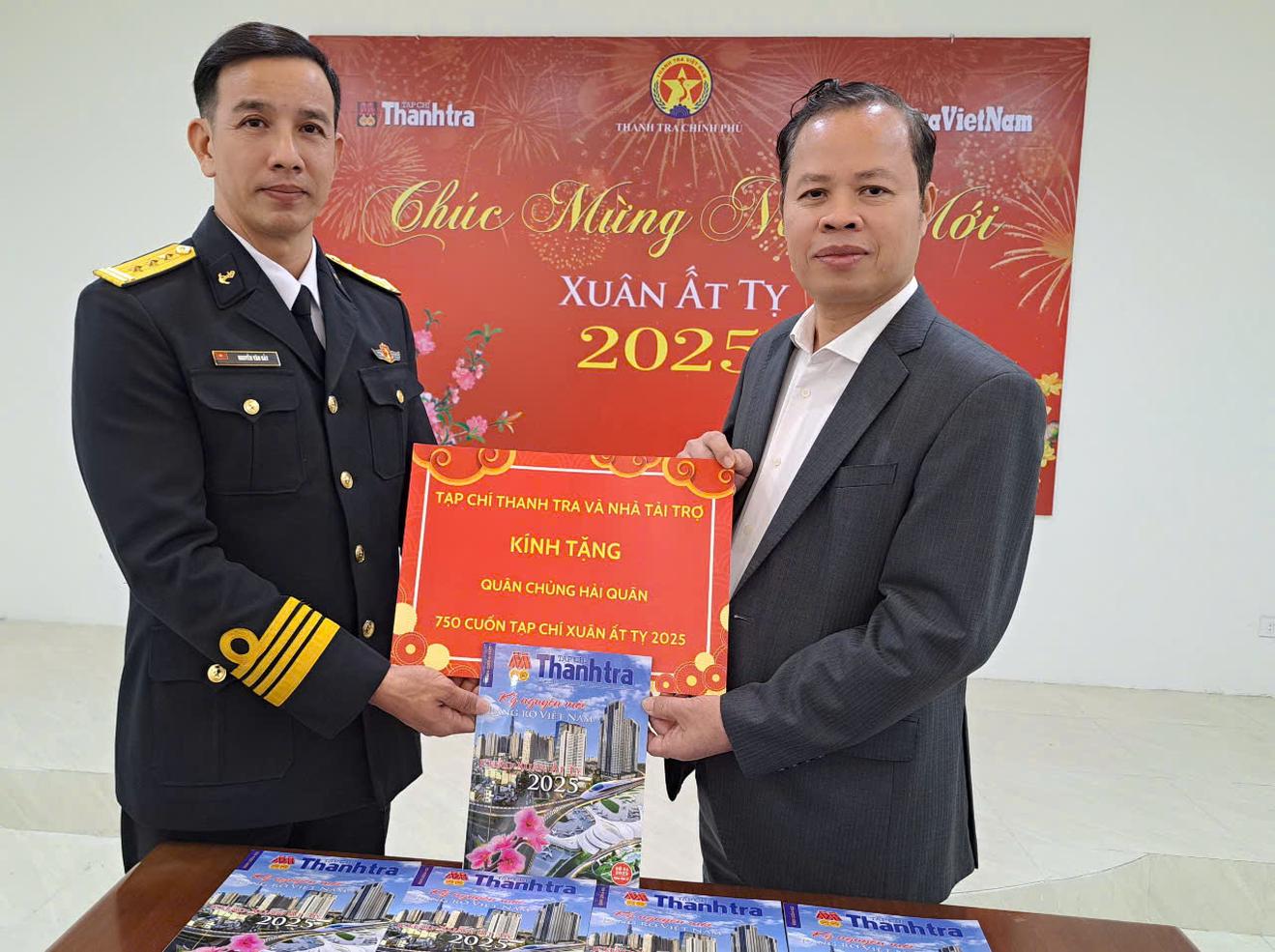 Ấn phẩm Tạp chí Thanh tra Tết được trao tặng tới lực lượng chiến sĩ Hải quân