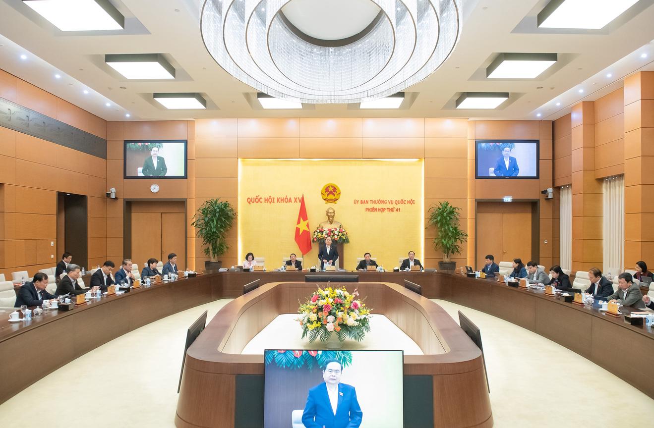 Nghị quyết của UBTVQH về công tác nhân sự; thực hiện chế độ, chính sách tiền lương; chuyển đổi số