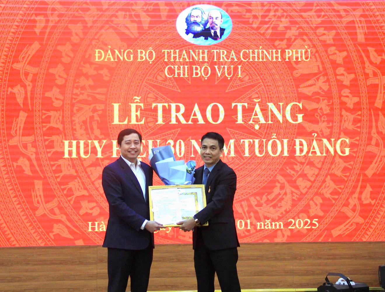 Đồng chí Đinh Đăng Lập được nhận Huy hiệu 30 năm tuổi Đảng
