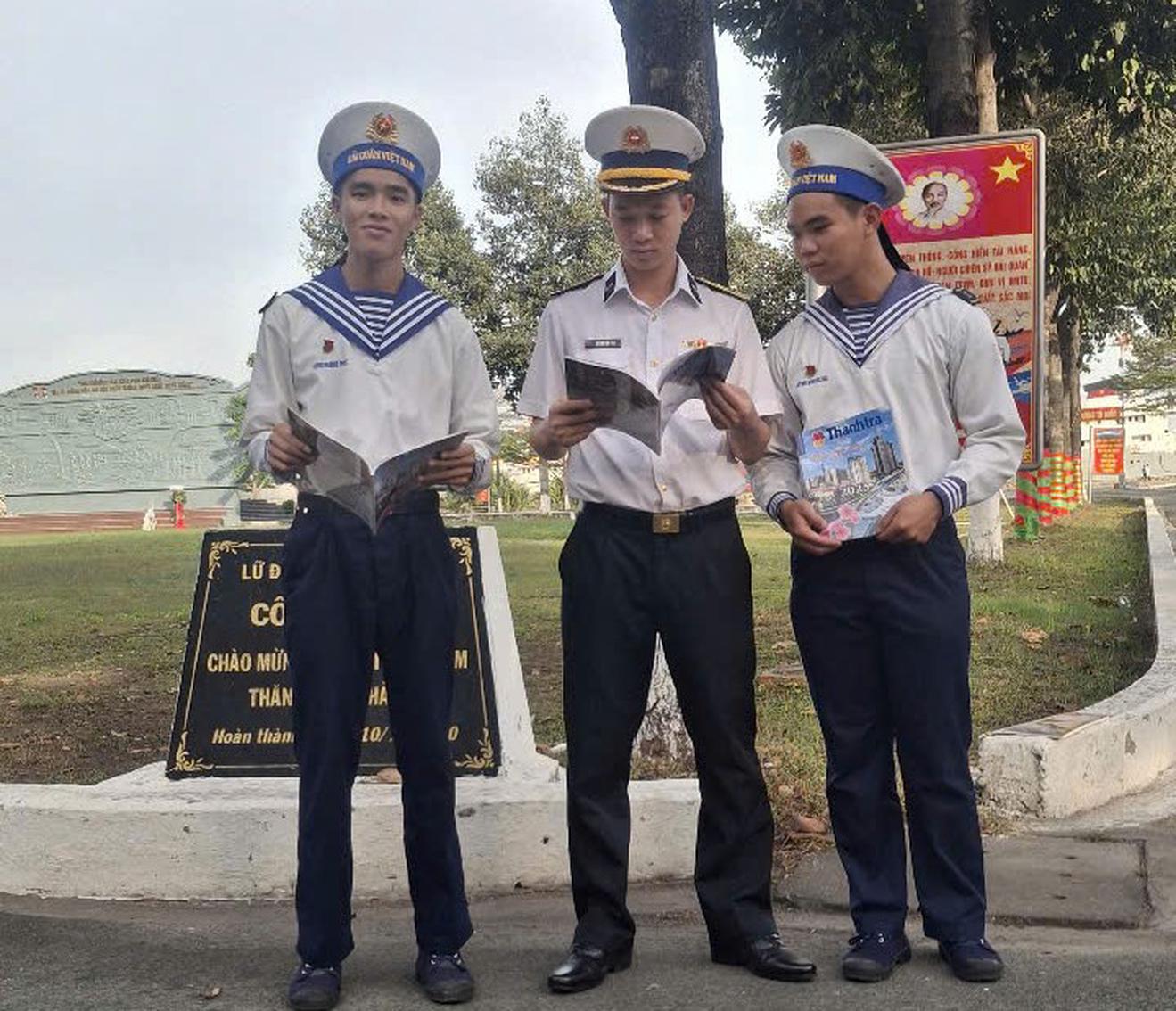 Ấn phẩm Xuân Tạp chí Thanh tra đến với các cán bộ, chiến sĩ Lữ đoàn 125