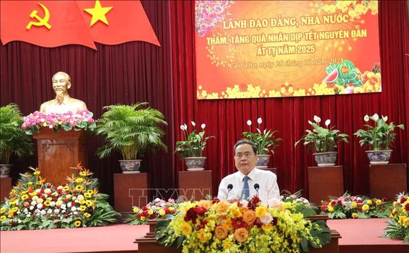 Chủ tịch Quốc hội thăm, chúc Tết và tặng quà các gia đình chính sách tại Cần Thơ