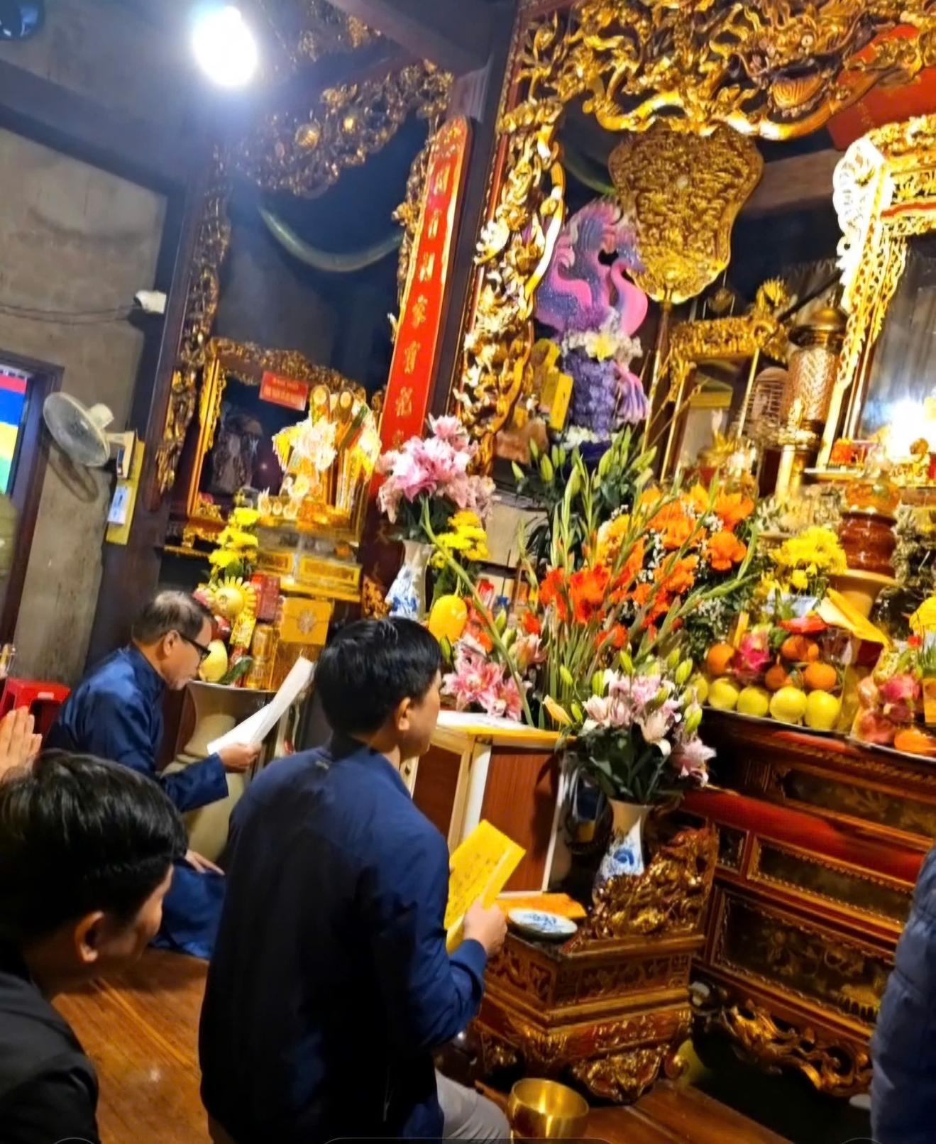 Khi đền chùa hóa "chợ cúng bái"