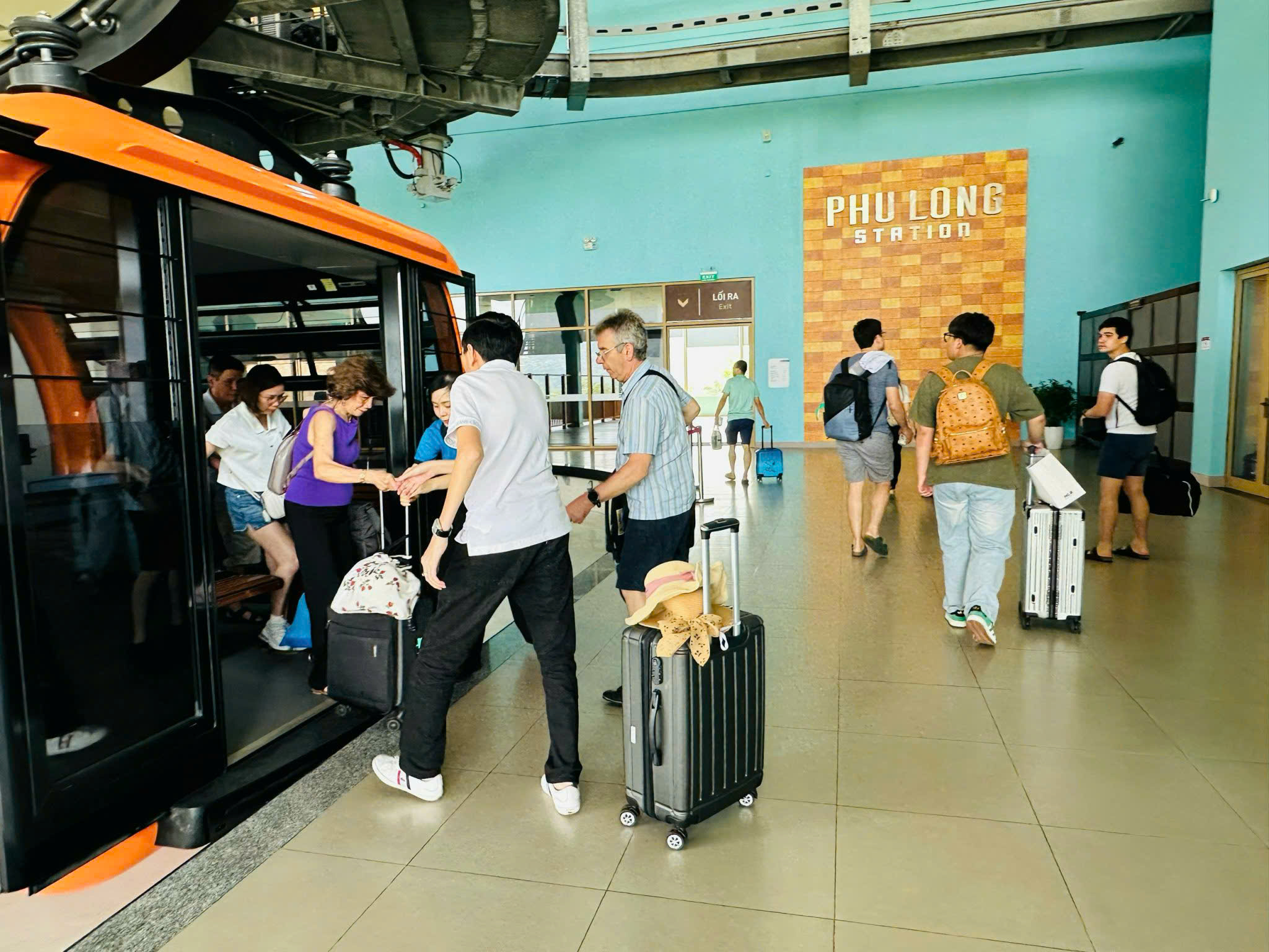 Du khách lựa chọn di chuyển an toàn qua cáp treo Sun World Cát Bà.