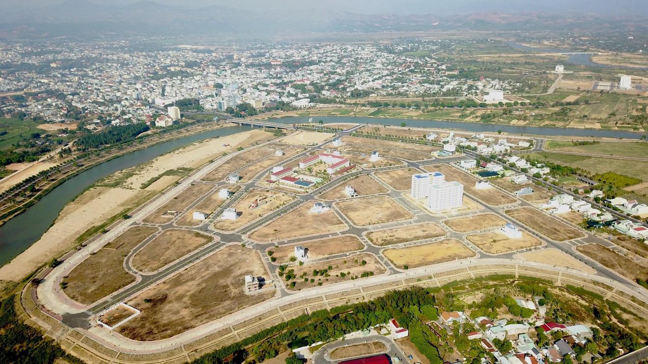 Bài 1: Chỉ bàn giao mặt bằng trên “giấy”, không cắm mốc giới thực địa