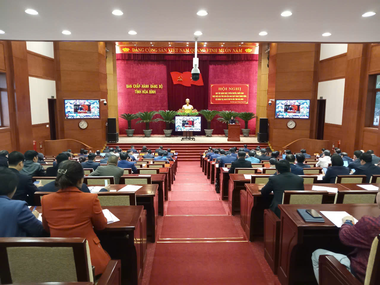 Hội nghị trực tuyến học tập, quán triệt các văn bản mới của Trung ương và Tỉnh ủy Hòa Bình. (Ảnh: Phương Thảo)