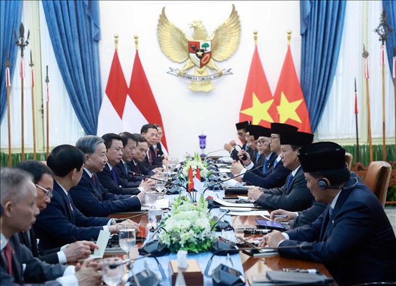 Tổng Bí thư Tô Lâm hội đàm với Tổng thống Indonesia Prabowo Subianto. (Ảnh: TTXVN)