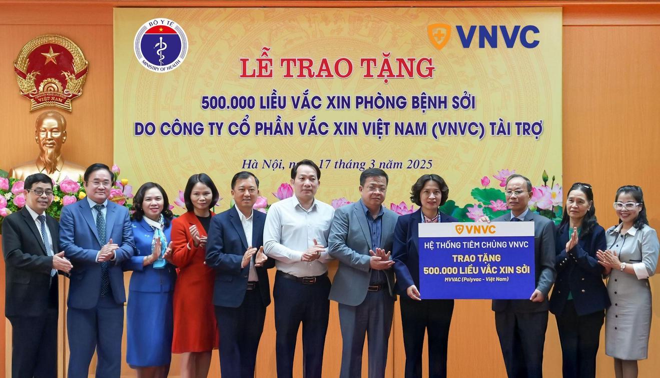 Hệ thống tiêm chủng VNVC tặng nửa triệu liều vắc xin sởi hỗ trợ Bộ Y tế chống dịch
