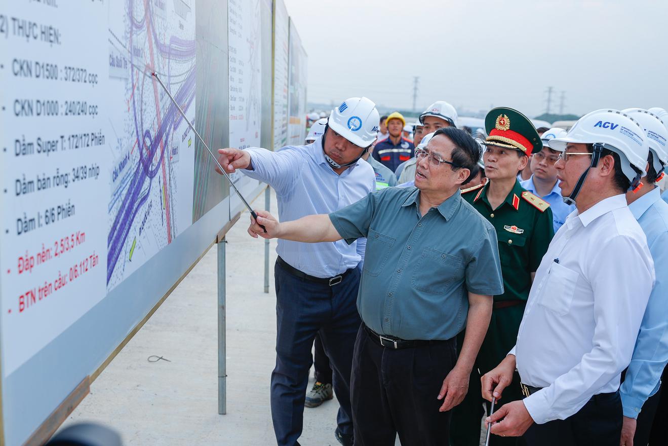Thủ tướng kiểm tra hiện trường một số công trình hạ tầng giao thông trọng điểm