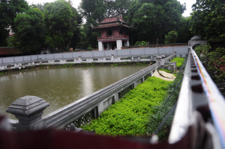 Hiện nay, giếng Thiên Quang trong khu di tích Văn Miếu - Quốc Tử Giám đang có dấu hiệu xuống cấp, cần được tu sửa gấp. Ảnh: Trần Vương