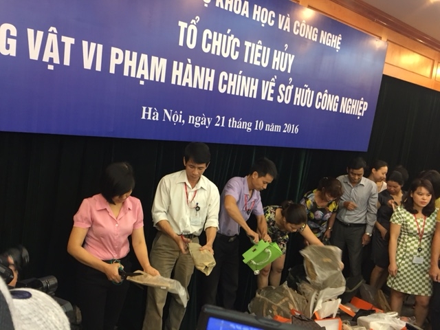 Thanh tra Bộ KHCN tổ chức tiêu hủy tang vật vi phạm hành chính về sở hữu công nghiệp (Ảnh: Internet)