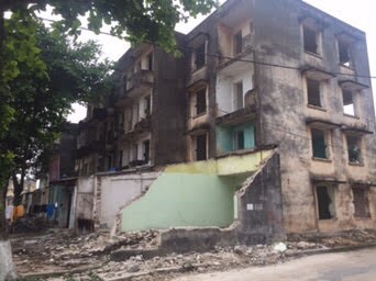 Chính quyền địa phương đang tiến hành phá dỡ một khu nhà. Ảnh: Kiên Giang