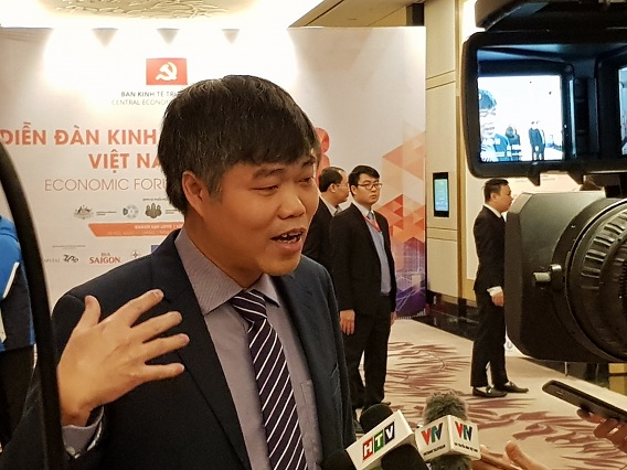 Đại diện một Doanh nghiệp trao đổi về vấn đề minh bạch các hoạt động của Doanh nghiệp tại Diễn đàn kinh tế. Ảnh: TS