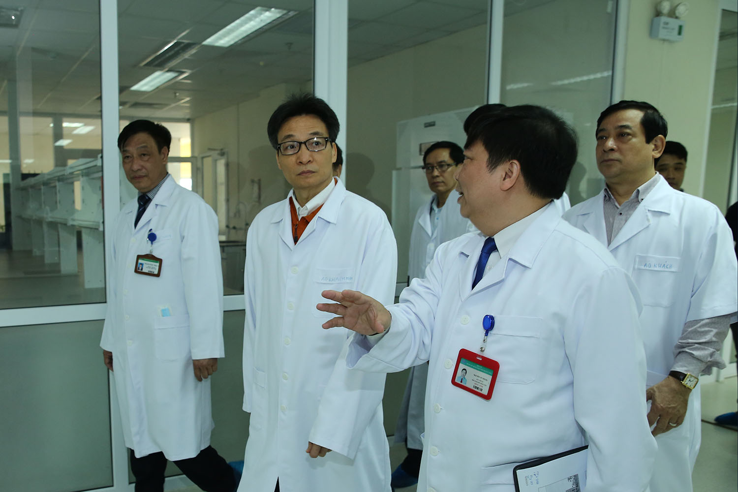 Phó Thủ tướng Vũ Đức Đam nghe lãnh đạo BV Bệnh Nhiệt đới Trung ương báo cáo công tác chuẩn bị phòng, chống dịch. Ảnh: Chinhphu.vn