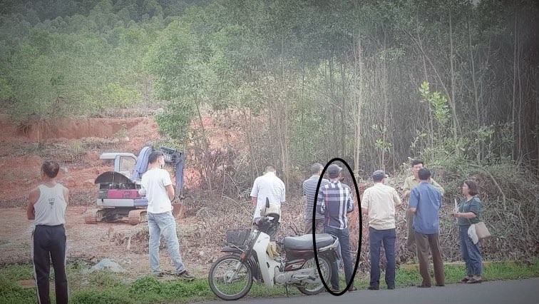 Người lạ (ảnh khoanh) bỗng dưng xuất hiện "biến" đất không có tranh chấp thành đất có tranh chấp. Ảnh: PV