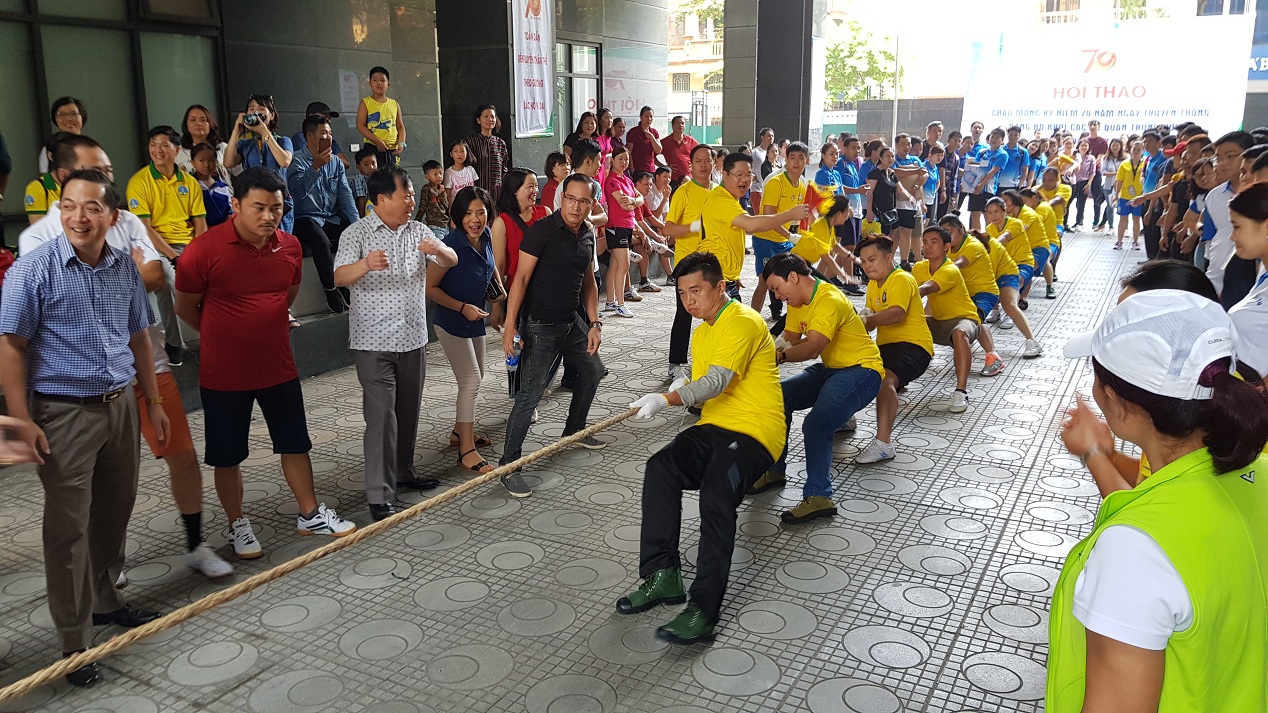 Các đoàn viên trong Khối đơn vị sự nghiệp cùng nhau thi đấu một chương trình thể thao, tạo sự gắn kết, giao lưu, rèn luyện thể lực tốt. Ảnh: P.PV&BT