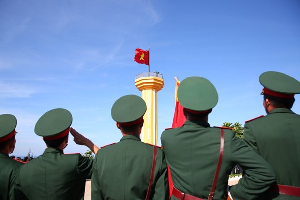 Lễ thượng cờ cột cờ trên đỉnh núi Thới Lới, huyện đảo Lý Sơn. (Ảnh: Lâm Phan/Vietnam+)