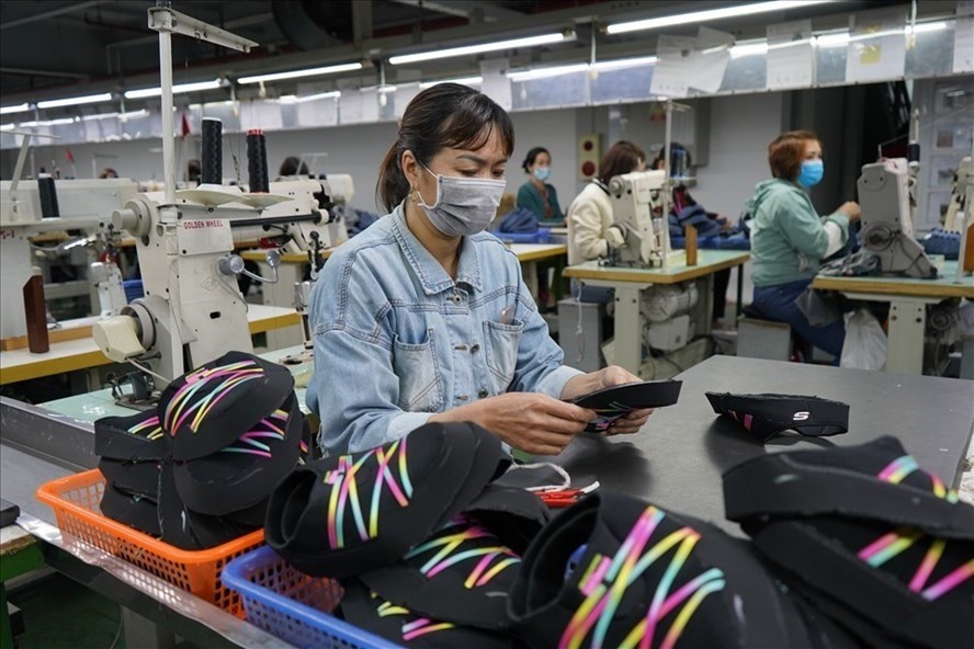 Công nhân lao động TP.Hải Phòng trở lại làm việc sau kỳ nghỉ Tết. Ảnh Mai DungĂn chơi cả tháng vẫn còn tồn tại cho đến hôm nay, đó là một tập quán không thể chấp nhận được.Xin không dám trách cha ông xưa, bởi lẽ đời sống xã hội của mỗi thời khác nhau. Hàng trăm năm trước, con người chỉ sống nhờ vào trồng trọt, chăn nuôi, thậm chí là săn bắt hái lượm. Nông nhàn không “ăn chơi” cũng chẳng biết việc gì mà làm.Nhưng con người của thời nay có đời sống khác, có điều kiện và môi trường lao động sản xuất khác. Nếu sinh hoạt theo nếp xưa cũ là không phù hợp, đi ngược lại sự tiến bộ. Có rất nhiều quan niệm, phong tục truyền thống trước đây là mỹ tục, nhưng nếu áp dụng vào đời sống hiện đại sẽ trở thành hủ tục.Trên thực tế, mặc dù là công chức thời “cách mạng công nghiệp lần thứ tư”, nhưng còn nhiều người vẫn thói quen cũ, không thay đổi. Vét tông, cà vạt đến công sở làm việc, nhưng rề rà chúc Tết, bày biện rượu trà, cà kê cho “hết mùng” mới chịu bắt tay vào việc. Người dân, doanh nghiệp ngóng cổ chờ qua hết ngày nghỉ Tết để cơ quan nhà nước giải quyết giấy tờ, thủ tục, nhưng không ít người thất vọng vì sự trì trệ do ăn Tết kéo dài.Một nền hành chính công hiện đại không chấp nhận thói quen và hành vi lạc hậu. Chậm một ngày của thời đại hôm nay là lãng phí nguồn lực xã hội rất lớn. Tham nhũng còn thu hồi được, lãng phí thì không.Còn một bộ phận người dân khác không chỉ ăn chơi tháng một, mà “tháng hai cờ bạc, tháng ba hội hè”. Các loại lô đề, bài bạc lôi kéo các con ma cờ bạc vào cuộc, say máu sát phạt, tan cửa nát nhà.Quá nhiều loại lễ hội, có nhiều thứ tín ngưỡng, mỹ tục năm xưa nay biến dạng, méo mó, mất hết bản sắc, trở thành sản phẩm phản văn hóa. Nhiều người say sưa cầu khấn, đi hết đền này đến miếu khác để cầu lộc, mặc cả với thánh thần. Con người thiếu vắng niềm tin đến mức phải tin cả những thứ rất mê muội.Một xã hội hiện đại, muốn tham gia vào con tàu văn minh của nhân loại để bay vào kỷ nguyên số, làm ra nhiều sản phẩm “make in Việt Nam”, mà nhiều người còn “chấp mê bất ngộ”, mê tín dị đoan, thì mãi mãi vẫn đứng ngoài đường ray của đoàn tàu văn minh.Hãy dẹp bỏ tất cả những thói quen và quan niệm tiêu cực để tiến bộ. Trước hết là bắt tay vào làm việc hăng say và hiệu quả từ ngày đầu tiên trở lại làm việc.