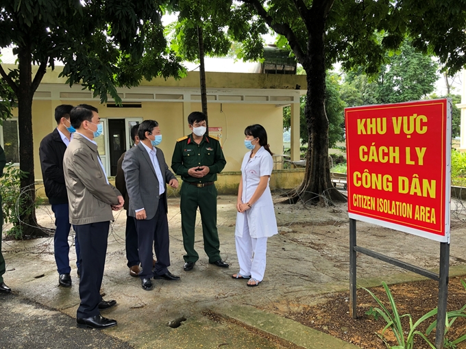 Đoàn kiểm tra khu vực cách ly tại Trung đoàn B59, Sư đoàn 301, Bộ tư lệnh Thủ đô Hà Nội. (Ảnh: Dangcongsan.vn)