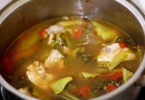 Khi dưa đã chín, tắt bếp và cho hành lá đã thái nhỏ vào. Múc ra bát, dùng làm canh ăn với cơm.