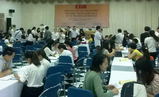 Các doanh nghiệp hai bên trao đổi cơ hội hợp tácHội thảo thu hút sự tham gia của hơn 80 doanh nghiệp Trung Quốc hoạt động trong các lĩnh vực như: sản phẩm bảo hộ lao động, máy móc ngành điện, quạt thông gió, điều hòa công nghiệp, dệt may, loa âm thanh, thiết bị điện tử, đồ gia dụng, hóa chất, phân bón, nông sản, công nghệ xử lý nước thải, năng lượng mặt trời, máy móc cơ khí công nghiệp, bất động sản, dịch vụ giải trí, kinh doanh chè…Tại Hội thảo các doanh nghiệp Việt Nam và Trung Quốc đã gặp gỡ trao đổi thông tin, quảng bá sản phẩm, giới thiệu các công nghệ mới; nhiều cơ hội hợp tác đầu tư đã được các doanh nghiệp hai bên thiết lập, ký biên bản ghi nhớ.Đây là hoạt động nằm trong khuôn khổ họat động Diễn đàn Doanh nghiệp Việt Nam – Trung Quốc năm 2014. diễn ra cùng với các hội thảo chuyên đề, tọa đàm xúc tiến thương mại giữa doanh nghiệp Việt Nam và quốc tế bên cạnh Hội chợ Thương mại Quốc tế Việt Nam- Vietnam Expo 2014 do Bộ Công thương chủ trì, Cục Xúc tiến Thương mại Việt Nam chỉ đạo tổ chức từ ngày 16 đến 19/4 tại Trung tâm triển lãm Giảng Võ, Hà Nội.Vietnam Expo 2014 chia làm 4 khu trưng bày gồm: khu gian hàng quốc gia; khu gian hàng thông tin tư vấn xuất nhập khẩu; khu gian hàng xúc tiến đầu tư công nghiệp; khu gian hàng thiết kế Việt Nam – Hàn QuốcTheo lãnh đạo Bộ Công thương Việt Nam, Vietnam Expo là một trong những hoạt động xúc tiến thương mại quy mô lớn, có ý nghĩa quan trọng, đem đến những cơ hội thiết thực giúp doanh nghiệp Việt Nam tăng cường xuất khẩu và phát triển thị trường nội địa và cũng là cơ hội cho các doanh nghiệp trong và ngoài nước trưng bày, giới thiệu, quảng bá hình ảnh, sản phẩm, tăng cường kết nối thông tin, giao thương, tìm kiếm cơ hội, hợp tác, đầu tư và kinh doanh. Ngoài ra, qua Hội chợ Vietnam Expo 2014, Bộ Công thương muốn gửi tới các doanh nghiệp, nhà đầu tư trong nước và quốc tế một thông điệp đó là tăng cường sự hợp tác và tin tưởng lẫn nhau, cùng phát triển bền vững.Vietnam Expo 2014 được tổ chức với chủ đề “Hợp tác hướng tới cộng đồng kinh tế Asean” với 750 gian hàng trưng bày của hơn 600 doanh nghiệp đến từ 23 quốc gia, vùng lãnh thổ.