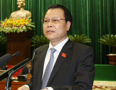 Đề xuất giảm thuế TNDN, miễn thuế TNCN cho một số đối tượngBộ trưởng Bộ Tài chính Vũ Văn NinhTheo đó, Chính phủ đề xuất giảm 30% số thuế thu nhập doanh nghiệp phải nộp năm 2011 đối với các doanh nghiệp nhỏ và vừa và doanh nghiệp sử dụng nhiều lao động trong lĩnh vực sản xuất, gia công, chế biến nông, lâm, thuỷ hải sản, dệt may, da giày, linh kiện điện tử, xây dựng các công trình hạ tầng kinh tế xã hội và một số ngành nghề sản xuất, kinh doanh quan trọng. Giảm 50% mức thuế khoán (bao gồm thuế giá trị gia tăng, thuế thu nhập cá nhân và thuế thu nhập doanh nghiệp) từ Quý III năm 2011 đến hết năm 2011 đối với cá nhân, hộ kinh doanh nhà trọ, phòng trọ cho thuê đối với công nhân, người lao động, sinh viên, học sinh; hộ, cá nhân chăm sóc trông giữ trẻ; hộ, cá nhân, tổ chức cung ứng suất ăn ca cho công nhân với điều kiện hộ, cá nhân, tổ chức này giữ ổn định mức giá cho thuê, giá trông giữ trẻ và giá cung ứng suất ăn ca như cuối năm 2010.Riêng đối với thuế thu nhập cá nhân (TNCN), đề xuất miễn thuế TNCN từ ngày 01/8/2011 đến hết ngày 31/12/2012 đối với cổ tức được chia cho cá nhân (trừ cổ tức của các ngân hàng cổ phần, các quỹ đầu tư tài chính, các tổ chức tín dụng) từ hoạt động đầu tư vào thị trường chứng khoán, góp vốn mua cổ phần của doanh nghiệp nhằm góp phần ổn định và khuyến khích đầu tư vốn trực tiếp vào sản xuất kinh doanh và đảm bảo bình đẳng với thu nhập từ lãi tiền gửi tiết kiệm tại các ngân hàng, tổ chức tín dụng hiện đang được miễn thuế; đối với thu nhập từ hoạt động chuyển nhượng chứng khoán của cá nhân (20% trên thu nhập hoặc 0,1% trên giá trị chuyển nhượng).Miễn thuế TNCN từ ngày 01/8/2011 đến hết ngày 31/12/2011 đối với cá nhân có thu nhập tính thuế từ tiền lương, tiền công và từ kinh doanh đến mức phải chịu thuế thu nhập cá nhân ở bậc 1 của Biểu thuế luỹ tiến từng phần quy định tại Luật thuế TNCN (bậc 5% đối với cá nhân sau khi tính giảm trừ gia cảnh có thu nhập đến 5 triệu đồng/tháng). Các cá nhân thuộc diện được miễn thuế bao gồm: cá nhân không có người phụ thuộc có thu nhập từ trên 4 triệu đồng đến 9 triệu đồng/tháng; cá nhân có 1 người phụ thuộc có thu nhập từ trên 5,6 triệu đồng đến 10,6 triệu đồng/tháng; cá nhân có 2 người phụ thuộc có thu nhập từ trên 7,2 triệu đồng đến 12,2 triệu đồng/tháng... 