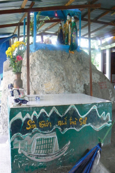 Điện Huỳnh Long thờ các vị thần. 