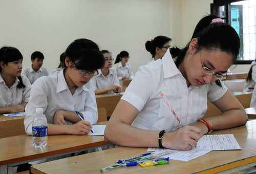 Đồng tình với việc đổi mới, song khá nhiều ý kiến cho rằng, thời gian thực hiện quá gấp, nhất là trong bối cảnh cách dạy - học vẫn theo lối cũ… Học sinh, giáo viên… lúng túng Trước thông tin đổi mới kỳ thi tốt nghiệp THPT mà Bộ GD&ĐT công bố, không chỉ học sinh (HS) mà cả giáo viên (GV) cũng tỏ ra lúng túng. Góp ý với Bộ GD&ĐT, một GV (giấu tên) bày tỏ: "Nếu thực sự quan tâm và đứng vào vị trí người học thì Bộ phải công bố rành mạch từ đầu năm học, hoặc ít nhất là sau Tết Âm lịch để người dạy và người học kịp chuẩn bị. Nay đã là giữa tháng 4, đầu tháng 6 thi, có hướng dẫn thì HS và GV vẫn chưa kịp hiểu". Còn bạn Trần Ngọc Duy lại đặt câu hỏi: "Còn hơn 1 tháng nữa là chúng em thi tốt nghiệp, Bộ làm thế này thì chúng em trở tay sao kịp?". Các thí sinh làm bài thi tốt nghiệp THPT tại Hội đồng thi trường THPT Thăng Long năm 2013.      Ảnh:  Quỳnh Anh  Nhận định về "động tác" đổi mới trong cách ra đề thi ở kỳ thi tốt nghiệp THPT, ông Nguyễn Đình Đại - Hiệu trưởng Trường THPT Wellspring (Hà Nội) cho rằng, Bộ GD&ĐT quá gấp, không nghĩ đến đối tượng phải thực hiện là HS: "Không thể nói là HS đã được học cả năm rồi, gặp đề thế nào thì làm thế. Đổi mới thì GV phải biết để dạy, HS phải được luyện tập. Trong tài liệu hướng dẫn ôn tập môn Văn và Ngoại ngữ mà Bộ vừa đưa ra, chưa thấy rõ những đổi mới. Ngay bản thân tôi, với phần đọc hiểu, tôi vẫn chưa hiểu là Bộ sẽ làm theo kiểu cũ hay theo kiểu khảo sát PISA của Mỹ?".Và nói như PGS Văn Như Cương, Bộ quyết tâm đổi mới phương pháp ra đề thi môn Ngữ văn để tránh cách học cũ là rất hay, nhưng vẫn cho rằng: "Năm nay, Bộ vẫn nên để HS thi theo cấu trúc đề thi cũ. Hình thức đề thi mới này nên để sang năm áp dụng, sau khi đã công bố xin ý kiến đóng góp từ dư luận, còn HS, GV có thời gian để làm quen. Làm giáo dục không thể hấp tấp, vội vàng được… Đây chưa phải là thời điểm thích hợp để áp dụng việc ra đề thi nằm ngoài chương trình SGK".Câu trả lời chưa thỏa đángTrước những băn khoăn, lo ngại về việc đổi mới cách ra đề thi môn Ngữ văn, lãnh đạo Bộ GD&ĐT "một mực" khẳng định, những thay đổi của kỳ thi năm nay đều nhằm tạo điều kiện thuận lợi hơn cho người học, không làm "sốc" HS. Thứ trưởng Bộ GD&ĐT Nguyễn Vinh Hiển cho biết, để kịp thời giúp GV, HS ôn thi tốt môn Văn cho kỳ thi tốt nghiệp THPT năm 2014, Bộ đã có hướng dẫn gửi các Sở GD&ĐT, các trường THPT. Cụ thể, đề thi môn Ngữ văn có 2 phần: đọc hiểu và làm văn, trong đó tỷ lệ điểm của phần viết nhiều hơn phần đọc hiểu. Để làm tốt phần đọc hiểu, GV cần giúp HS nắm được thế nào là hiểu một văn bản, lựa chọn văn bản phù hợp với năng lực của HS để làm ngữ liệu hướng dẫn đọc hiểu; Xây dựng các loại câu hỏi và hướng dẫn chấm một cách phù hợp với mục đích và đối tượng HS.Để khẳng định quan điểm đổi mới, ông Nguyễn Vinh Hiển còn nhấn mạnh: "Đây là một trong những bước thực hiện đổi mới căn bản hình thức, phương pháp thi... Tuy nhiên, việc đổi mới kiểm tra, đánh giá sẽ được tiến hành theo một lộ trình từ dễ đến khó, từ ít đến nhiều, từ đơn giản đến phức tạp, từ hẹp đến rộng, từ kiến thức của một vài môn đến tổng hợp liên môn, nhiều lĩnh vực... tiếp cận dần đến việc đổi mới hoàn toàn theo chương trình, SGK sau năm 2015".