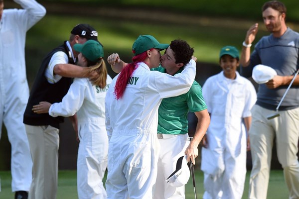 Wozniacki tình tứ với hôn phu McIlroy khi anh dự giải golf Masters 2014 tại Mỹ - Nguồn: Getty ImagesWozniacki từng ở ngôi số 1 nữ thế giới trong 67 tuần. Sự nghiệp thi đấu đã mang lại cho cô khoảng 15 triệu USD.