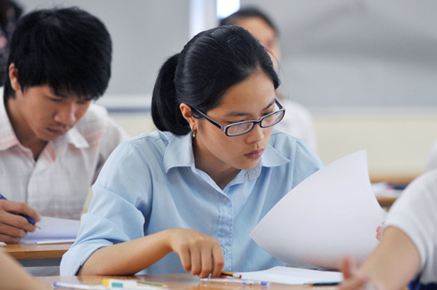 Để ngoài tai những quy định của Bộ Giáo dục, nhắc nhở của nhà trường và những "tấm gương" của thí sinh những năm trước, ngay trong ngày đầu tiên của kỳ thi tuyển sinh đại học đợt 1, hàng chục thí sinh trên cả nước đã phải rời cuộc chơi chỉ vì mang theo điện thoại di động vào phòng thi.Thí sinh làm bài trong ngày thi đầu tiên. Ảnh minh họa: Hoàng Hà.
