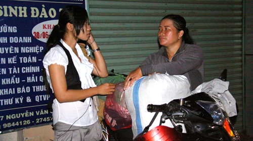Cuộc họp báo do Thứ trưởng Bùi Văn Ga và ông Ngô Kim Khôi (phó vụ trưởng Vụ Giáo dục ĐH, phó trưởng ban chỉ đạo tuyển sinh) chủ trì. Nhận định về điểm thi, điểm sàn năm nay, Thứ trưởng Bùi Văn Ga cho biết:Thí sinh Nguyễn Thị Minh Nguyệt dự thi vào Trường ĐH Sư phạm TP.HCM cùng mẹ mang tất cả hành lý đến trường thi từ 5g sáng để về quê ngay sau khi thi xong - Ảnh: Như Hùng