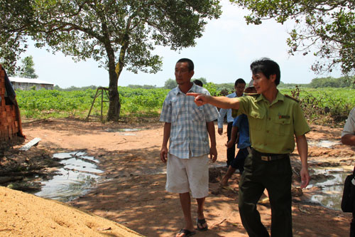 Ông Hồ Vĩnh, Hạt trưởng Hạt kiểm lâm Trảng Bom cho biết: "Toàn tỉnh Đồng Nai không có nơi nào đăng ký nuôi nhốt hổ. Sau khi nghe tin báo có 2 con hổ xổng trong khi đang vận chuyển từ xe vào chuồng của 1 công ty du lịch, chúng tôi đã tiến hành xác minh nhưng công ty này cam đoan không có việc vận chuyển và nuôi nhốt hổ".Lực lượng kiểm lâm đang tìm dấu vết tại khu vực chuồng heo được cho rằng có hổ lui tới