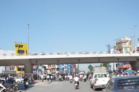 Quá nhiều mục tiêu quy hoạch đã không được tôn trọng, thì một vài cây cầu cũng có thể bị… coi thường!Cuối cùng thì đề xuất về việc phá bỏ các cầu vượt Ngã Tư Sở, Ngã Tư Vọng và Mai Dịch đã không được chấp thuận. Trong văn bản mới nhất gửi tới các cơ quan báo chí, UBND thành phố Hà Nội đã khẳng định là “không có chủ trương này”.