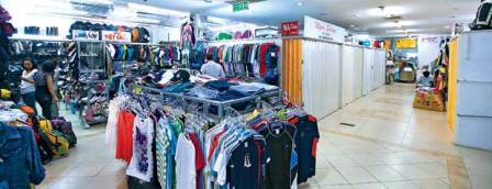 Trung tâm thương mại Lucky Plaza trên đại lộ Nguyễn Huệ (quận 1) những ngày hoạt động kinh doanh cuối cùng (30.6.2011) trước khi đóng cửa ngưng hoạt động vào tháng 7.2011. Ảnh: Lê Quang Nhật Giá thuê mặt bằng mở shop ở mặt tiền đường quá cao, nhưng tôi không có cách lựa chọn nào khác, vì mình không thuê thì người khác thuê, mà đã kỳ công xây dựng thương hiệu thời trang cả chục năm, chả lẽ bây giờ mở cửa hàng trong ngõ hẻm…”, bà Ngô Thị Báu, chủ nhãn hiệu thời trang Foci than thở.
