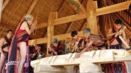 Các nghệ nhân phối hợp thực hiện những chi tiết trên nhà mồ