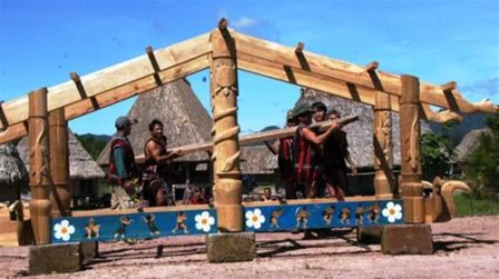 Mặt cắt ngang của nhà mồ người Cơ TuSau khi cắt tiết heo, già làng lấy một ít để báo với các thần núi rừng, Giàng: Chúng tôi hiến trước cho các vị máu heo tươi và gan ngon để các vị thưởng thức - các vị ban cho dân làng những điều tốt lành để bắt đầu công việc khôi phục nhà mồ.Bằng dụng cụ đơn sơ nhưng nhờ bàn tay khéo léo của các nghệ nhân, những khúc gỗ tròn từ rừng đã bắt đầu nên hình, nên tượng, nên hồn