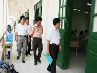 Nghị định này gồm 9 Chương và 80 điều, qua đó tập trung làm rõ các vấn đề về nhiệm vụ, quyền hạn, cơ cấu tổ chức của các cơ quan thanh tra; trình tự, thủ tục thanh tra, thanh tra lại; quản lý nhà nước về thanh tra; trách nhiệm của các cơ quan, tổ chức, cá nhân đối với hoạt động thanh tra; xử lý vi phạm về thanh tra.Ảnh minh họa.Việc thanh tra lại là vấn đề mới được quy định trong Luật Thanh tra 2010 và được quy định chi tiết tại Nghị định 86/2011/NĐ-CP. Theo khoản 1 Điều 47 của Nghị định thì “Thanh tra lại là việc xem xét, đánh giá, xử lý kết luận thanh tra khi phát hiện có dấu hiệu vi phạm pháp luật trong quá trình thanh tra, ra kết luận thanh tra”. Trong đó xác định thẩm quyền của thủ trưởng cơ quan quản lý nhà nước, thủ trưởng cơ quan thanh tra cấp trên trong việc phát hiện vi phạm pháp luật và quyết định thanh tra lại.Theo Điều 48, việc thanh tra lại được thực hiện khi có cơ sở nhận định đã có một trong những vi phạm sau đây: có vi phạm về trình tự, thủ tục trong tiến hành thanh tra; có sai lầm trong việc áp dụng pháp luật khi kết luận thanh tra; nội dung kết luận thanh tra không phù hợp với những chứng cứ thu thập được trong quá trình tiến hành thanh tra; người ra quyết định thanh tra, Trưởng đoàn thanh tra, Thanh tra viên, người được giao thực hiện nhiệm vụ thanh tra chuyên ngành cố ý làm sai lệch hồ sơ vụ việc hoặc cố ý kết luận trái pháp luật; có dấu hiệu vi phạm pháp luật nghiêm trọng của đối tượng thanh tra chưa được phát hiện đầy đủ qua thanh tra.Kết luận thanh tra lại phải có các nội dung như quy định tại Điều 49 của Luật Thanh tra 2010, nhưng phải xác định rõ tính chất, mức độ vi phạm, nguyên nhân, trách nhiệm của các cơ quan, tổ chức, cá nhân đã tiến hành thanh tra, đã có kết luận thanh tra và có kiến nghị biện pháp xử lý đối với những người có hành vi vi phạm.Về cơ cấu tổ chức của cơ quan thanh tra nhà nước: Nghị định tập trung quy định về cơ cấu tổ chức của Thanh tra bộ, Thanh tra tỉnh, Thanh tra sở, Thanh tra huyện; xác định rõ các chức danh trong cơ quan thanh tra, việc bổ nhiệm, miễn nhiệm, cách chức và phân công nhiệm vụ của Chánh thanh tra, Phó Chánh thanh tra; xác định các phòng nghiệp vụ cần thiết để thực hiện có hiệu quả chức năng, nhiệm vụ được giao của các cơ quan thanh tra.Về nhiệm vụ, quyền hạn của cơ quan thanh tra nhà nước: Nghị định quy định rõ nhiệm vụ, quyền hạn của các cơ quan thanh tra trong việc thực hiện chức năng quản lý nhà nước, thực hiện quyền thanh tra như: hướng dẫn, kiểm tra, đôn đốc việc xây dựng, thực hiện chương trình, kế hoạch thanh tra của cơ quan thanh tra cấp dưới hoặc của cơ quan được giao thực hiện chức năng thanh tra chuyên ngành; hướng dẫn, kiểm tra, đôn đốc thủ trưởng các cơ quan, đơn vị trong việc thực hiện pháp luật về thanh tra; ...Nhiệm vụ, quyền hạn của Chánh Thanh tra các cấp được quy định cụ thể như: báo cáo Thủ trưởng cơ quan quản lý nhà nước cùng cấp về công tác thanh tra; tham mưu, đề xuất với Thủ trưởng cơ quan cùng cấp việc giao thực hiện chức năng thanh tra chuyên ngành; thanh tra trách nhiệm của Thủ trưởng cơ quan quản lý nhà nước cấp dưới trong việc thực hiện các quy định pháp luật về thanh tra;...Về công khai Kết luận thanh tra: theo Điều 46 thì Kết luận thanh tra phải được công khai trong thời hạn 10 ngày kể từ ngày ký, trừ những nội dung trong kết luận thanh tra thuộc bí mật nhà nước. Ngoài ra, người ra kết luận thanh tra lựa chọn ít nhất một trong các hình thức: thông báo trên phương tiện thông tin đại chúng; đưa lên trang thông tin điện tử của cơ quan thanh tra, cơ quan được giao thực hiện chức năng thanh tra chuyên ngành hoặc cơ quan quản lý nhà nước cùng cấp; niêm yết kết luận thanh tra tại trụ sở làm việc của cơ quan, tổ chức, cá nhân là đối tượng thanh tra.Ngoài những nội dung cơ bản nêu trên, Nghị định còn quy định về quản lý nhà nước về công tác thanh tra; trách nhiệm của Thủ trưởng cơ quan quản lý nhà nước trong việc đảm bảo công tác thanh tra; việc xử lý các hành vi vi phạm pháp luật trong hoạt động thanh tra; giải quyết khiếu nại, tố cáo về thanh tra; tổ chức thanh tra nội bộ trong cơ quan nhà nước, đơn vị sự nghiệp, doanh nghiệp nhà nước…Nghị định này thay thế cho Nghị định 41/2005/NĐ-CP và Nghị định 61/1998/NĐ-CP và có hiệu lực thi hành từ ngày 15/11/2011./.