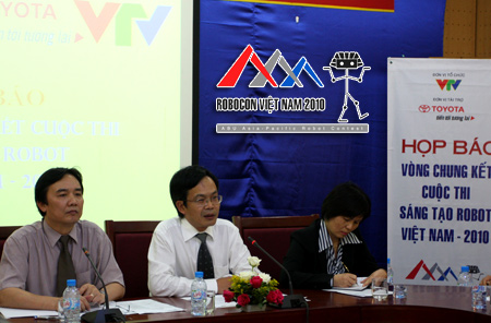 Tin liên quan:> Phó tổng giám đốc VTV xin từ chứcCổng Thông tin điện tử Chính phủ cho biết, Văn phòng Chính phủ vừa chuyển đơn đề nghị được thôi chức của ông Trần Đăng Tuấn đến Đài Truyền hình Việt Nam và Bộ Nội vụ để tiến hành các thủ tục theo đúng quy định hiện hành, trình Ban Cán sự đảng Chính phủ, Thủ tướng xem xét, quyết định.Trước đó, ở cuộc họp báo Chính phủ chiều 31/8, Bộ trưởng, Chủ nhiệm VPCP Nguyễn Xuân Phúc nói Chính phủ chưa nhận được đơn xin thôi việc của ông Tuấn.Tại Đại hội Đảng bộ Đài truyền hình VN khóa IX ngày 24 - 25/8, ông Tuấn đã xin rút không tham gia cấp ủy khóa mới, với lý do là sẽ đệ đơn lên Thủ tướng xin chuyển công tác khỏi Đài truyền hình Việt Nam.Ông Trần Đăng Tuấn (giữa) trong họp báo Vòng chung kết Robocon 2010. Ảnh: VTV