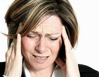 Tiền đình là vùng nằm ở phía sau ốc tai, là một hệ thống có vai trò quan trọng trong duy trì thăng bằng, phối hợp cử động mắt, đầu và thân mình. Rối loạn tiền đình dễ xảy ra ở những người làm việc văn phòng, ngồi nhiều trong phòng lạnh và tiếp xúc thường xuyên với máy tính. Vì ngồi nhiều trong phòng lạnh, vùng cột sống cổ dễ bị nhiễm lạnh, lâu ngày làm co thắt động mạch cột sống, dẫn đến rối loạn tiền đình ngoại biên. Đây cũng là nguyên nhân khiến bệnh dễ tái phát.Ảnh minh họa (nguồn Internet)Biểu hiện của bệnh là hay hoa mắt chóng mặt, quay cuồng nhất là khi quay quá nhanh hoặc đứng lên ngồi xuống thay đổi tư thế đột ngột. Các triệu chứng ban đầu thường ít xuất hiện, nếu có thì có thể là mất ngủ, người mệt mỏi. Thường vào buổi đêm về sáng, người bệnh thức giấc mở mắt ra nhìn mọi vật xung quanh thì có cảm giác không bình thường, trở mình thấy lao đao, ngồi dậy khó khăn. Nếu cơn nhẹ, bệnh nhân có thể cố gắng đứng dậy được nhưng mất thăng bằng, dễ ngã.Nếu cơn nặng, họ chỉ nằm được ở một tư thế, không ngồi dậy được, buồn nôn và có thể nôn dữ dội gây mất nước, điện giải, mở mắt ra sẽ thấy mọi vật quay cuồng, đảo lộn. Người bệnh tỉnh táo, đầu không đau nhức nhưng nặng trĩu như bị nén, ép lại; sợ ánh sáng, tiếng động và sự thay đổi tư thế, muốn tìm sự yên tĩnh. Mạch thường nhanh, huyết áp hạ, người mệt lả. Bệnh có thể diễn biến trong vài ba ngày, rồi hồi phục dần nhưng cũng có thể kéo dài và để lại những di chứng mất thăng bằng, lao đao, mắt mờ nhòe, chân tay tê bì, run rẩy, suy yếu mệt mỏi một thời gian, ảnh hưởng rất nhiều tới sức khỏe.Có khá nhiều nguyên nhân gây rối loạn tiền đình: môi trường, thời tiết (chuyển mùa), nhiễm độc (hóa chất, thuốc, ăn uống...), bệnh lý của cột sống cổ (thoái hóa, thoát vị, viêm, hẹp thân đốt...) bệnh lý rối loạn chuyển hóa mỡ (rối loạn chuyển hóa lipid), bệnh lý tim mạch, bệnh lý của hệ tạo máu… Vì vậy, trường hợp của bạn tốt nhất là đến trung tâm y tế có uy tín để khám và làm xét nghiệm cần thiết như xét nghiệm huyết học, sinh hóa máu, chụp Xquang, chụp cộng hưởng từ… để chẩn đoán nguyên nhân, từ đó bác sĩ mới có chỉ định điều trị hợp lý cho bạn.Trước mắt, bạn có thể sử dụng biện pháp vật lý trị liệu như xoa bóp bấm huyệt chườm ấm vùng cột sống cổ cũng có thể giúp bạn giải quyết tạm thời tình trạng này. Hoặc có thể sử dụng các thuốc tăng cường tuần hoàn não như cinnarizin, flunarizine, vipocetin, duxil, tanganil, hay ginko biloba… tuy nhiên, dùng thuốc nào, liều lượng ra sao bạn cần tham khảo ý kiến của bác sĩ.
