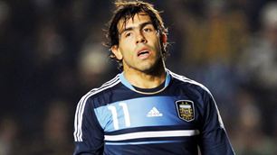 Nếu so sánh với Messi thì Tevez còn đáng bị thất vọng hơnTrước thềm Copa America 2011, chẳng nói ra thì tất cả cũng thừa biết Messi chính là ngôi sao được kỳ vọng nhiều nhất. Chân sút từng ghi tới 53 bàn/55 trận cho Barca mùa trước, từng lên ngôi ở cả La Liga lẫn Champions League với vai trò thủ lĩnh không thể chối cãi dường như đang ở trên đỉnh cao của sự nghiệp. 