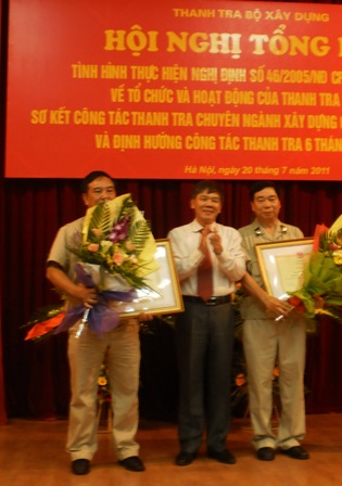 Phó Tổng Thanh tra Chính phủ  Trần Đức Lượng trao Kỷ niệm chương " Vì sự nghiệp Thanh tra" cho Bộ trưởng Nguyễn Hồng Quân.Cũng tại buổi lễ này, Thanh tra Chính phủ đã tặng Cờ thi đua xuất sắc cho tập thể Thanh tra xây dựng và Bằng khen của Tổng Thanh tra Chính phủ cho 02 Phó Chánh Thanh tra Bộ Xây dựng là các ông Dương Thành Phố và Nguyễn Văn Phụng.Tặng Bằng khen của Tổng Thanh tra Chính phủ cho 02 Phó Chánh Thanh tra Bộ Xây dựng Bộ trưởng Bộ Xây dựng Nguyễn Hồng Quân cũng đã trao tặng Bằng khen cho nhiều tập thể, cá nhân đạt thành tích xuất sắc trong năm 2010 của Thanh tra Bộ Xây dựng và Thanh tra Xây dựng các địa phương.Bộ trưởng Nguyễn Hồng Quân trao tặng Bằng khen của Bộ Xây dựng cho tập thể, cá nhân thuộc Thanh tra các Sở Xây dựngGhi nhận những đóng góp cho sự phát triển của Thanh tra Xây dựng góp phần vào sự phát triển chung của ngành xây dựng, Bộ Xây dựng cũng đã công bố quyết định tặng Kỷ niệm chương “Vì sự nghiệp Xây dựng“ cho lãnh đạo Thanh tra Chính phủ.