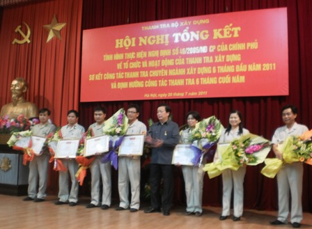 Phó Tổng Thanh tra Chính phủ  Trần Đức Lượng trao Kỷ niệm chương " Vì sự nghiệp Thanh tra" cho Bộ trưởng Nguyễn Hồng Quân.Cũng tại buổi lễ này, Thanh tra Chính phủ đã tặng Cờ thi đua xuất sắc cho tập thể Thanh tra xây dựng và Bằng khen của Tổng Thanh tra Chính phủ cho 02 Phó Chánh Thanh tra Bộ Xây dựng là các ông Dương Thành Phố và Nguyễn Văn Phụng.Tặng Bằng khen của Tổng Thanh tra Chính phủ cho 02 Phó Chánh Thanh tra Bộ Xây dựng Bộ trưởng Bộ Xây dựng Nguyễn Hồng Quân cũng đã trao tặng Bằng khen cho nhiều tập thể, cá nhân đạt thành tích xuất sắc trong năm 2010 của Thanh tra Bộ Xây dựng và Thanh tra Xây dựng các địa phương.Bộ trưởng Nguyễn Hồng Quân trao tặng Bằng khen của Bộ Xây dựng cho tập thể, cá nhân thuộc Thanh tra các Sở Xây dựngGhi nhận những đóng góp cho sự phát triển của Thanh tra Xây dựng góp phần vào sự phát triển chung của ngành xây dựng, Bộ Xây dựng cũng đã công bố quyết định tặng Kỷ niệm chương “Vì sự nghiệp Xây dựng“ cho lãnh đạo Thanh tra Chính phủ.