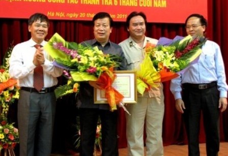 Phó Tổng Thanh tra Chính phủ  Trần Đức Lượng trao Kỷ niệm chương " Vì sự nghiệp Thanh tra" cho Bộ trưởng Nguyễn Hồng Quân.Cũng tại buổi lễ này, Thanh tra Chính phủ đã tặng Cờ thi đua xuất sắc cho tập thể Thanh tra xây dựng và Bằng khen của Tổng Thanh tra Chính phủ cho 02 Phó Chánh Thanh tra Bộ Xây dựng là các ông Dương Thành Phố và Nguyễn Văn Phụng.Tặng Bằng khen của Tổng Thanh tra Chính phủ cho 02 Phó Chánh Thanh tra Bộ Xây dựng Bộ trưởng Bộ Xây dựng Nguyễn Hồng Quân cũng đã trao tặng Bằng khen cho nhiều tập thể, cá nhân đạt thành tích xuất sắc trong năm 2010 của Thanh tra Bộ Xây dựng và Thanh tra Xây dựng các địa phương.Bộ trưởng Nguyễn Hồng Quân trao tặng Bằng khen của Bộ Xây dựng cho tập thể, cá nhân thuộc Thanh tra các Sở Xây dựngGhi nhận những đóng góp cho sự phát triển của Thanh tra Xây dựng góp phần vào sự phát triển chung của ngành xây dựng, Bộ Xây dựng cũng đã công bố quyết định tặng Kỷ niệm chương “Vì sự nghiệp Xây dựng“ cho lãnh đạo Thanh tra Chính phủ.