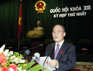 Phó Thủ tướng Nguyễn Sinh Hùng trình bày Báo cáo  tại phiên khai mạc kỳ họp thứ nhất Quốc hội Khóa XIII. Ảnh: Chinhphu.vnĐó là một trong các biện pháp nằm trong nhóm giải pháp về chính sách tiền tệ cần tập trung lãnh đạo, chỉ đạo điều hành, triển khai thực hiện trong 6 tháng cuối năm, được Phó Thủ tướng Nguyễn Sinh Hùng báo cáo tại phiên khai mạc kỳ họp đầu tiên của Quốc hội khóa XIII diễn ra sáng nay (21/7).