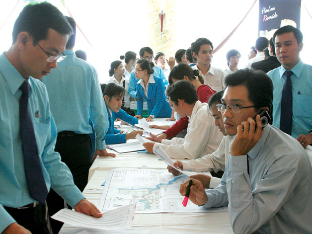 Các nhà đầu tư đang có tâm lý chờ giá tiếp tục giảm. Ảnh chỉ mang tính minh hoạ. Ảnh: Ca HảoTrong những ngày qua, sàn giao dịch bất động sản Đại Việt thuộc công ty cổ phần dịch vụ bất động sản Đại Việt (quận 7) do ông Nguyễn Văn Cường làm giám đốc chộn rộn hẳn lên vì có nhiều khách hàng đến liên hệ để giao dịch. Những giao dịch này theo nhận định của ông Cường là khá đặc biệt, bởi giá mà khách hàng ký gởi bán giảm nhiều so với lúc mua. Căn hộ trước đây khách hàng mua với giá từ 14 – 18 triệu đồng, nay gửi bán chỉ với giá trên 11 triệu đồng. Trong một tháng qua, lượng giao dịch ký gởi bán hàng giảm giá tại sàn Đại Việt lên tới con số 15. “Đây là con số không nhỏ trong tình hình thị trường bất động sản ảm đạm như hiện nay”, ông Cường nhận định.Ông Nguyễn Xuân Lộc, tổng giám đốc công ty bất động sản Techcomreal, quận 2 cho biết, sự kiện dự án PVL giảm giá bán có tác động tâm lý đến khách hàng quan tâm đến các dự án bất động sản tại quận 2. Theo giám đốc một sàn giao dịch (xin được không nêu tên), khi chỉ số giá bán căn hộ tại quận 2 trong thời gian qua đang tăng nhẹ thì chỉ sau sự kiện tuyên bố giảm giá bán của PVL, đã khiến nhiều nhà đầu tư có tâm lý chờ đợi đâu là điểm dừng của việc giảm giá. Theo tìm hiểu của ông Lộc, một số dự án đất nền và căn hộ tại quận 9 đã bắt đầu giảm giá. Một dự án căn hộ đã giảm 20%, một dự án đất nền cũng giảm mức tương tự.Việc giảm giá nói trên sẽ là khởi đầu của một loạt các đợt giảm giá khác, có thể sẽ diễn ra cho tới cuối quý 2/2012. Và điều này sẽ ảnh hưởng đến toàn bộ thị trường bất động sản nhà ở nói chung. Vấn đề chính ở đây là chính các ngân hàng khiến giá bán bất động sản giảm trong thời gian tới, do các ngân hàng sẽ gây áp lực thu hồi nợ đối với các công ty bất động sản có nhiều nợ đọng. Người mua trên thị trường, do hiểu điều này, có thể sẽ không mua ở mặt bằng giá hiện tại mà sẽ chờ giá xuống tiếp để mua.(THEO CÔNG TY CHỨNG KHOÁN TP.HCM – HSC)Ông Lê Hoàng Châu, chủ tịch hiệp hội Bất động sản TP.HCM lại cho rằng, việc PVL hay Mekong giảm giá bán sản phẩm chịu lỗ 30% tuỳ thuộc chiến lược kinh doanh, chứ không phải là hiện tượng bán tháo căn hộ. Theo ông Châu, dù là minh bạch, chấp nhận chịu lỗ thật (chứ không phải là một chiến lược marketing như một vài dự án giảm giá) thì vụ việc PVL cũng đã tác động nhiều đến tâm lý của khách hàng.Tuy nhiên, giới kinh doanh địa ốc không cho rằng việc giảm giá bán như hai trường hợp trên mang lại lợi ích cho người có nhu cầu mua nhà để ở. Theo ông Dương Chí Thiện, tổng giám đốc Neoland thì việc hạ giá này chỉ áp dụng cho những trường hợp mua sỉ, thanh toán 90 – 95% giá trị hợp đồng, không áp dụng cho khách hàng mua lẻ. Do vậy, người có nhu cầu thật sự khó có thể mua hàng.Khi nghe tin PVL giảm giá bán, bà Lê Thị Phương tìm cách liên hệ để được mua với mức giá giảm công bố. Không cùng mục đích mua để ở như bà Phương, ông Tiến Thành, quận 9, dự tính mau để đầu tư, nhưng không tiếp cận được dự án. Bà Phương thừa nhận, mức giá giảm như vậy với người có thu nhập khoảng 10 triệu đồng mỗi tháng như bà vẫn khó mua được căn hộ. Bà Phương cho biết, ý định mua chỉ có được khi nhà chồng hứa cho mượn 1 tỉ đồng để mua.Hơi thất vọng khi biết chính sách bán hàng giảm giá của PVL, ông Tiến Thành cho rằng, từ đây cuối năm hiện tượng giảm giá như trên không phải là cá biệt. Báo cáo chín tháng của Savill nhận xét: “Việc thắt chặt tín dụng dẫn đến làn sóng bán tháo với giá rẻ nhằm cắt lỗ và hạn chế rủi ro trên thị trường thứ cấp”. Báo cáo này cũng ghi nhận hiện trạng 50% người tham gia khảo sát của Savill cho biết chưa có nhà riêng. Khi tồn tại khoảng cách giữa nhu cầu và khả năng sở hữu, cộng thêm với sự mập mờ về cái gọi là giá gốc, kỳ vọng kiếm tiền từ đầu cơ địa ốc vẫn còn. Dù một số doanh nghiệp buộc phải giảm giá, cắt lỗ, nhưng bong bóng bất động sản vẫn còn, tuy kích thước có thể giảm bớt đôi chút.