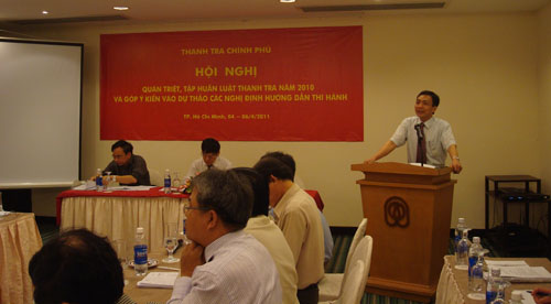 Ông Đỗ Gia Thư - Vụ trưởng Vụ Pháp chế trình bày tại Hội nghị.Luật Thanh tra năm 2010 được xây dựng dựa trên những quan điểm, nguyên tắc sau: Một là, làm rõ chức năng, nhiệm vụ, quyền hạn, phạm vi, phương thức hoạt động thanh tra và sự phối hợp của các cơ quan thanh tra, khắc phục sự chồng chéo, trùng lắp trong hoạt động thanh tra. Hai là, quán triệt và cụ thể hóa đường lối, chủ trương, chính sách của Đảng và Nhà nước về công tác thanh tra. Ba là, đảm bảo sự phối hợp có hiệu quả giữa các công cụ giám sát, kiểm tra, thanh tra của bộ máy nhà nước và của cả hệ thống chính trị đối với hoạt động của các cơ quan, tổ chức, cá nhân. Bốn là, Luật Thanh tra sửa đổi dựa trên cơ sở tổng kết thực tiễn tổ chức và hoạt động thanh tra; kế thừa các quy định còn phù hợp của Luật Thanh tra năm 2004; tiếp thu có chọn lọc kinh nghiệm của các nước trên thế giới về công tác thanh tra.